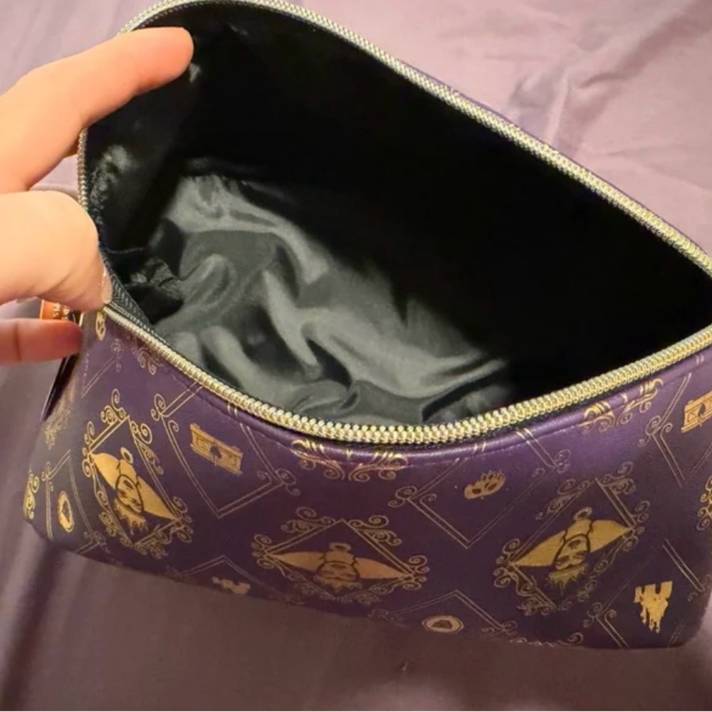 New with tag Disney Villains Evil queen cosmetic bag. - Picture 4 of 4